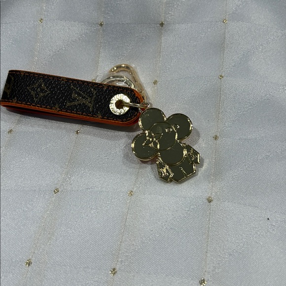 V KEY CHAIN - Picture 6 of 6